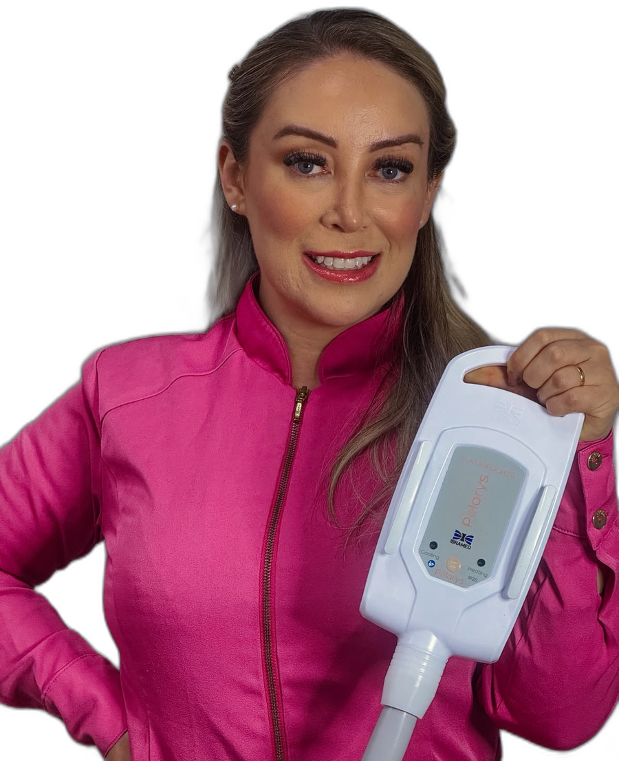 Marli Andrade, esteticista e cosmetóloga, aplicando protocolo tecnológico no Studio Marli Andrade